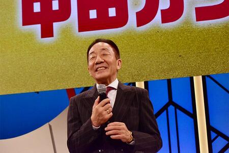 　「よしもと漫才劇場」で挨拶をする中田カウス（１２月１日 Ｌｍａｇａ.ｊｐ撮影）