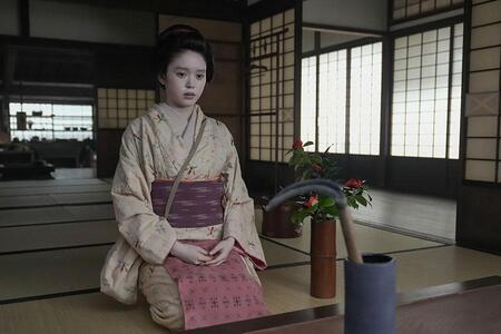 　『ばけばけ』第４７回より。生け花を飾り続けるか悩むトキ（高石あかり）©ＮＨＫ