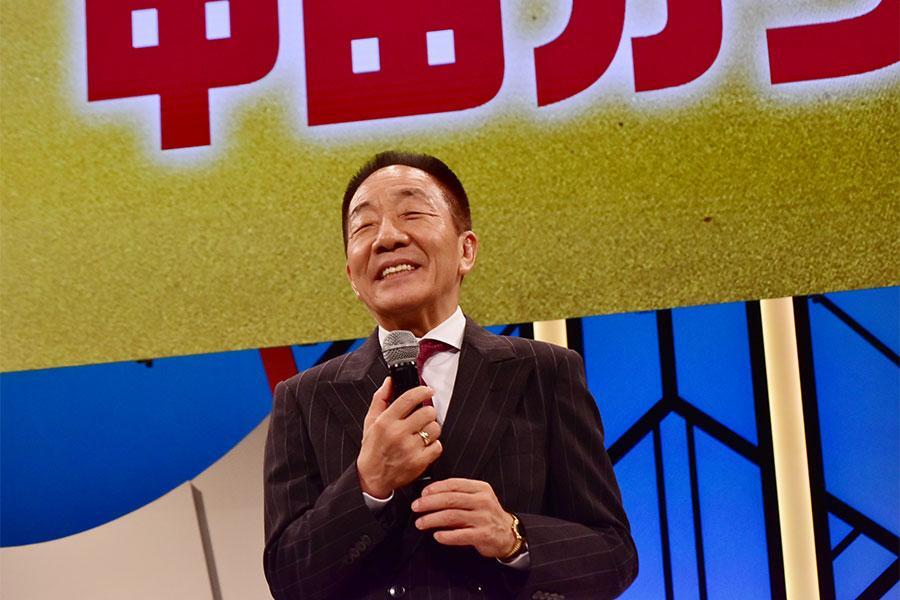 　「よしもと漫才劇場」で挨拶をする中田カウス（１２月１日 Ｌｍａｇａ.ｊｐ撮影）