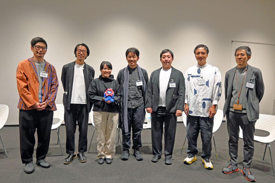 　設計者たちが万博アフタートーク。左から、荒井さん、石井さん、大石さん、山崎さん、御所園さん、勝又さん、小林さん