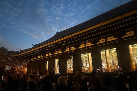 　「三十三間堂（蓮華王院）」にて、圧巻の光景（１１月２４日 １７時半ごろ、Ｌｍａｇａ.ｊｐ撮影）