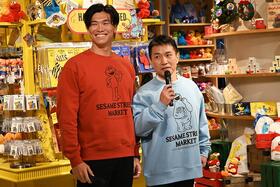 　左から、湯浅京己投手とますだおかだ・増田英彦。ペアルックトレーナーを身に付け登場（１２月３日・阪神梅田本店）