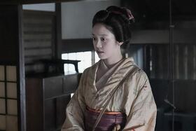 『ばけばけ』第４８回より。寝込むヘブンに不安を募らせるトキ（高石あかり）（Ｃ）ＮＨＫ