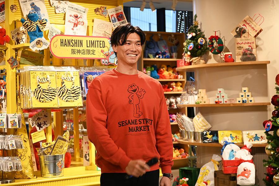 　「セサミストリートマーケット」のオープニングイベントに登場した湯浅京己投手（１２月３日・阪神梅田本店）