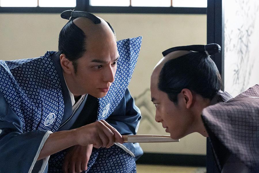 　『べらぼう～蔦重栄華乃夢噺～』第４７回より。一橋治済（写真左、生田斗真）に詰め寄られる松平定信（写真右、井上祐貴）©ＮＨＫ