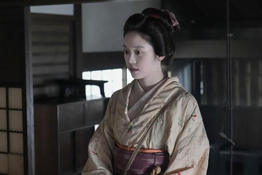 『ばけばけ』第４８回より。寝込むヘブンに不安を募らせるトキ（高石あかり）（Ｃ）ＮＨＫ