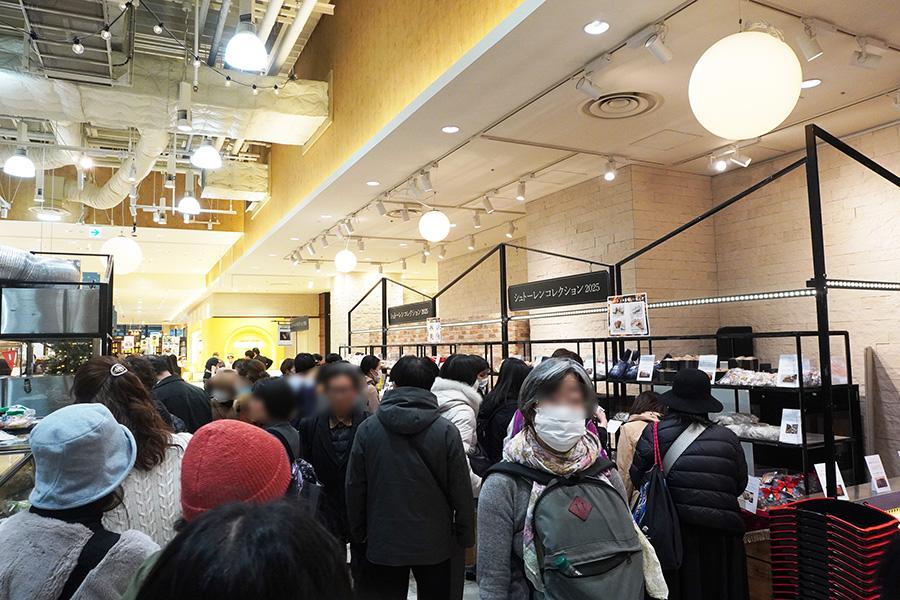 『パン＆シュトーレンクリスマス２０２５』では初日からシュトーレン好きが多く集まり、店内は大盛況（１２月３日）