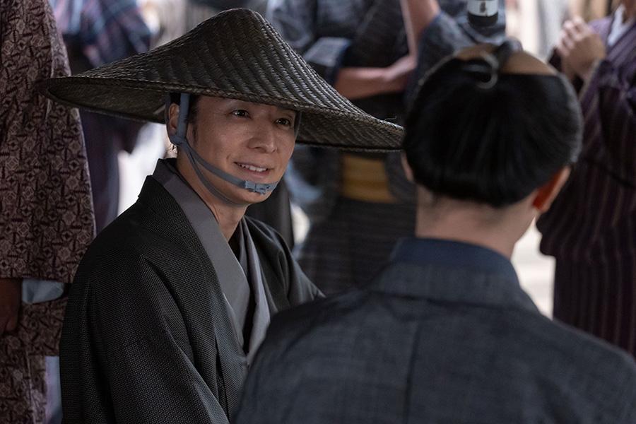 『べらぼう～蔦重栄華乃夢噺～』第４６回より。耕書堂で重三郎と話す一橋治済（生田斗真）（Ｃ）ＮＨＫ