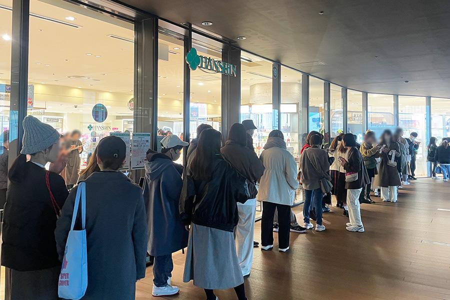 「セサミストリートマーケット 阪神梅田本店」の整理券をゲットするため朝から行列が...