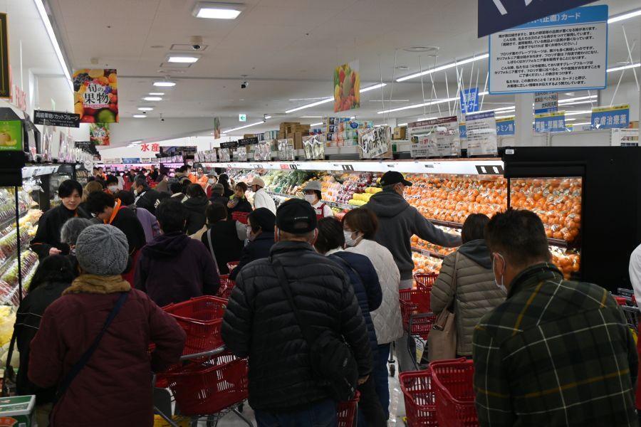 垂水小束店初日の朝。早々にカートが全て出払うほど、初日から大勢が来店（１２月３日 「オーケー 垂水小束山店」 Ｌｍａｇａ.ｊｐ編集部撮影）