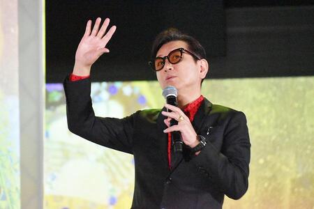 　『クリムト・アライブ　大阪展』のアンバサダーをつとめる藤井フミヤ（１２月１０日・大阪市内）