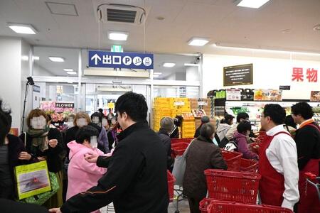 　「オーケー 垂水小束山店」初日オープン直後混雑する店内（１２月３日撮影）