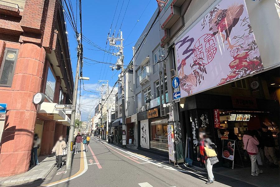 　「錦市場」のすぐ西側に位置する「ＧＯＤＩＶＡ Ｂａｋｅｒｙ ゴディパン 京都四条店」（写真左）：Ｌｍａｇａ.ｊｐ撮影