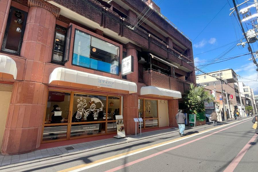 　初の路面店を活かし、白テントや京都で働く人々を描いた外壁など、より「町のパン屋さん」らしさを意識（Ｌｍａｇａ.ｊｐ撮影）