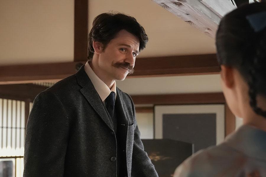 　『ばけばけ』第５３回より。自身の過去を話すヘブン（トミー･バストウ）　©ＮＨＫ