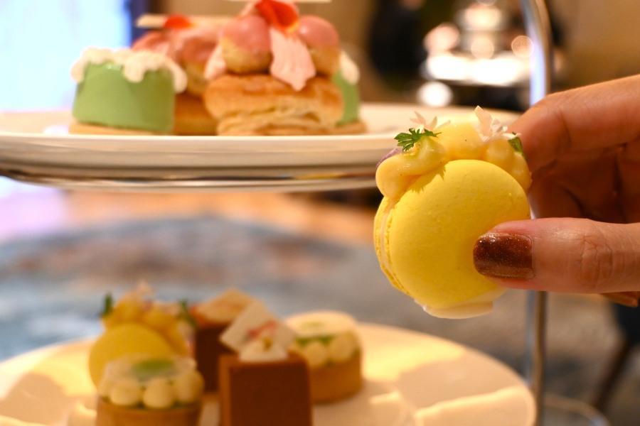 「バニラとパッションのマカロン」など、美しく繊細なスイーツで気分はマリー・アントワネット『マリー・アントワネット ｂｙ マノロ ブラニク アフタヌーンティー』