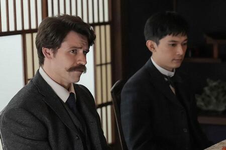 　『ばけばけ』第５４回より。自身の過去を語るヘブン（トミー･バストウ）　©ＮＨＫ