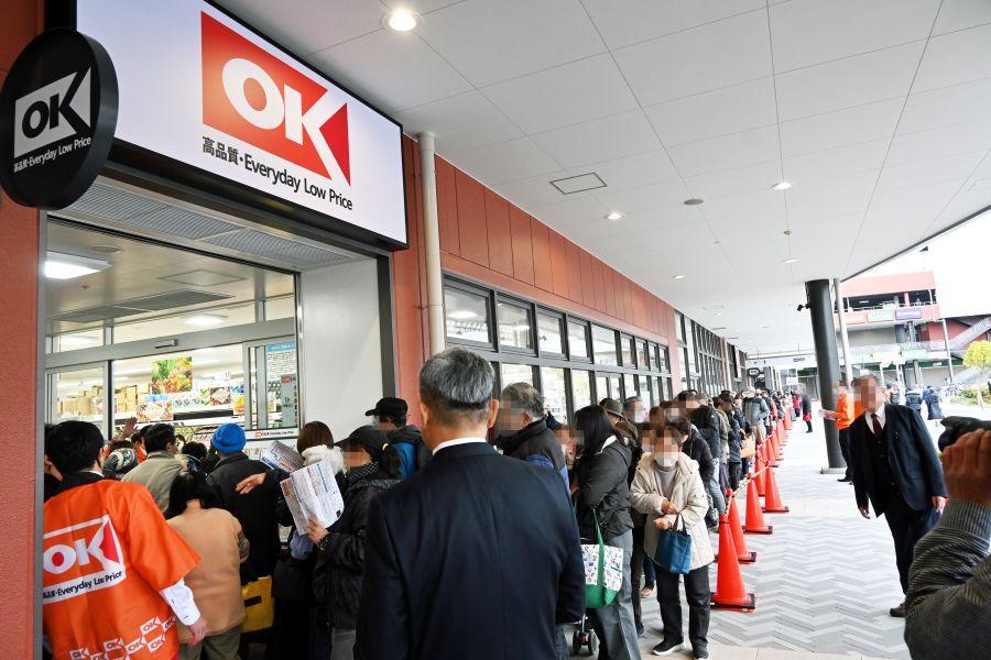 開店を前に早朝から並ぶ人たち（12月11日「オーケー新在家店」）