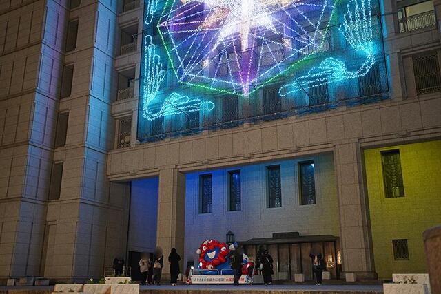 「大阪市役所」（大阪市北区）のイルミネーションと、『大阪・関西万博』にも設置されたミャクミャク像（１２月９日撮影／Ｌｍａｇａ.ｊｐ）
