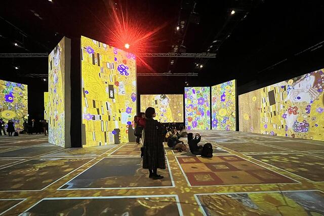 『クリムト・アライブ 大阪展』では座って鑑賞することも可能、クッションも設置されているとか