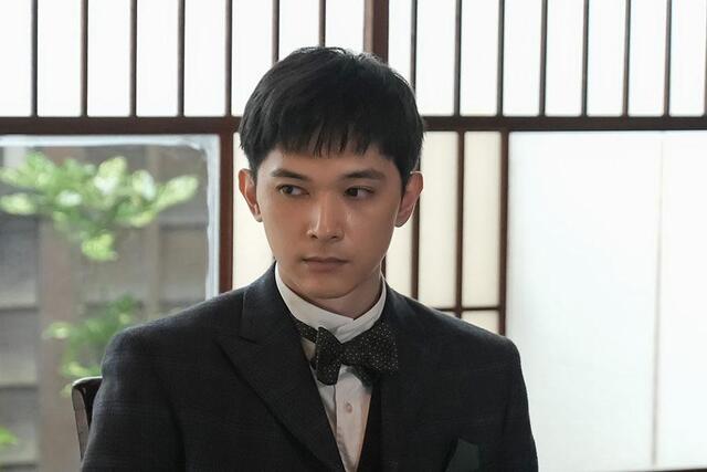 『ばけばけ』第５３回より。ヘブンの過去を、神妙な面持ちで聞く英語教師・錦織（吉沢亮）（Ｃ）ＮＨＫ