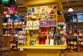 「セサミストリートマーケット」、阪神梅田店の限定商品ＴＭ　ａｎｄ　（Ｃ）　２０２５　Ｓｅｓａｍｅ　Ｗｏｒｋｓｈｏｐ