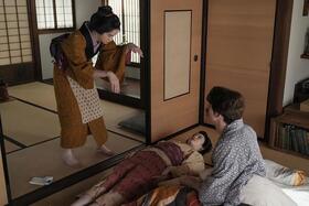 　『ばけばけ』第５５回より。ヘブンに「金縛り」を説明するトキたち。写真左から、花田旅館の女中・ウメ（野内まる）、トキ（高石あかり）、ヘブン（トミー･バストウ）©ＮＨＫ