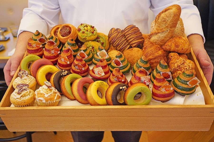 ホテル「Ｗ大阪」（大阪市中央区）の「ブーランジェリーランチ」では、１０種類以上のパンが食べ放題（１２月２日撮影／Ｌｍａｇａ.ｊｐ）