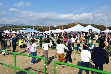　笑顔が溢れた「パン食い競走」初体験の子どもたちが悪戦苦闘（１２月７日「関西蚤の市’２５」）