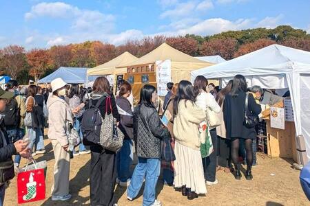　パンはやっぱりここでも人気「こむぎフェス」ゾーンは大盛況（１２月７日「関西蚤の市’２５」）