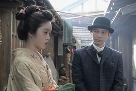 　『ばけばけ』第５６回より。出勤前のトキ（高石あかり）を訪ねた英語教師・錦織（吉沢亮）©ＮＨＫ