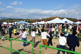 　笑顔が溢れた「パン食い競走」初体験の子どもたちが悪戦苦闘（１２月７日「関西蚤の市’２５」）