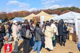 　パンはやっぱりここでも人気「こむぎフェス」ゾーンは大盛況（１２月７日「関西蚤の市’２５」）