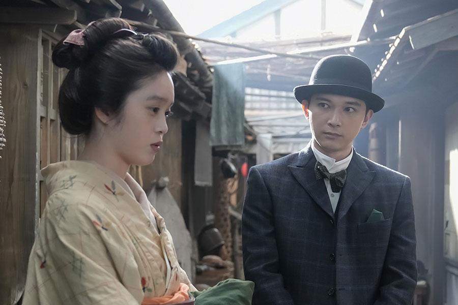 　『ばけばけ』第５６回より。出勤前のトキ（高石あかり）を訪ねた英語教師・錦織（吉沢亮）©ＮＨＫ