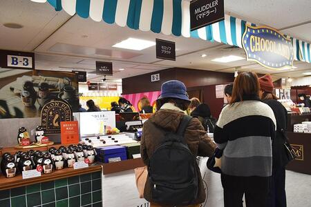 「モロゾフ」の売り場には朝から行列が...