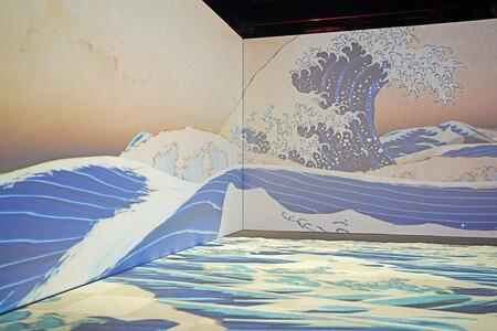 「水の表現」を集めた「藍 JAPAN BLUE」では、葛飾北斎の『冨嶽三十六景 神奈川沖浪裏』がダイナミックな映像に（1月16日撮影／Lmaga.jp）
