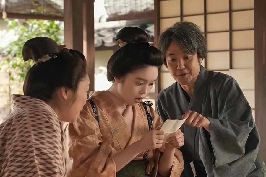 　『ばけばけ』第８１回より。紙を見て驚くトキたち。写真左から、母・フミ（池脇千鶴）、トキ（高石あかり）、父・司之介（岡部たかし）©ＮＨＫ