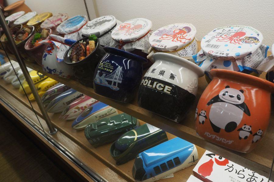 　「パンダコパンダ」「兵庫県警」など、さまざまなコラボ壺が楽しい「ひっぱりだこ飯」のサンプル