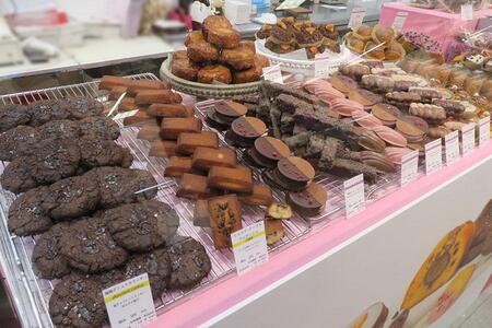 　高島屋大阪店バレンタイン催事『アムール・デュ・ショコラ』に出店する「パティスリー ルシェルシェ」の焼き菓子（１月２６日／Ｌｍａｇａ.ｊｐ撮影）
