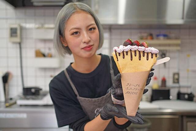 　「クレープとエスプレッソとＡＫＩＣＨＩ」店長・徳永さん（１月１５日撮影／Ｌｍａｇａ.ｊｐ）