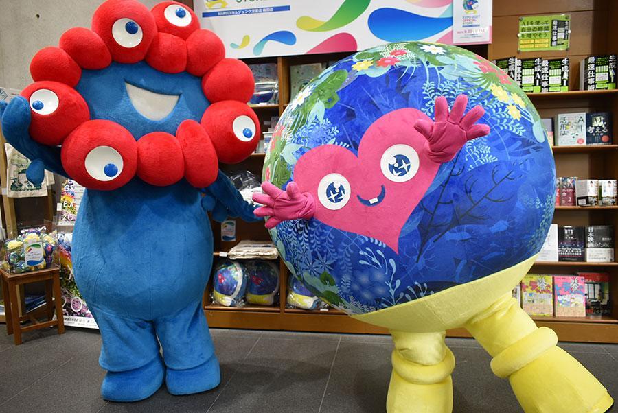 　左からミャクミャク、トゥンクトゥンク（２０２５年９月２４日 Ｌｍａｇａ.ｊｐ撮影）