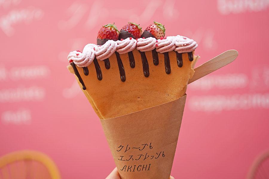 　「クレープとエスプレッソとＡＫＩＣＨＩ」（大阪市浪速区）で食べられる「いちごモンブランチョコメルト」（１６００円）。「同九丁目」（大阪市天王寺区）と２店舗限定（１月１５日撮影／Ｌｍａｇａ.ｊｐ）