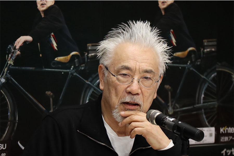 　会見に登壇した、イッセー尾形