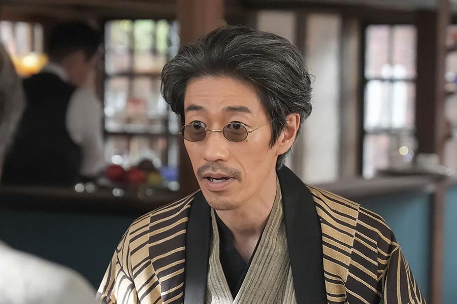 　『ばけばけ』第９７回より。喫茶店に現れた荒金九州男（夙川アトム）©ＮＨＫ