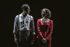 　俳優の鈴木浩介、元宝塚歌劇団男役スター美弥るりかと関西の演劇人やダンサーが共演 『流々転々 ＫＯＢＥ １９４２-１９４６』初日から満員御礼（撮影：井上嘉和「神戸文化ホール中ホール」）