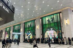 　百貨店「阪急うめだ本店」のコンコースウインドー（２月１８日 Ｌｍａｇａ.ｊｐ撮影）