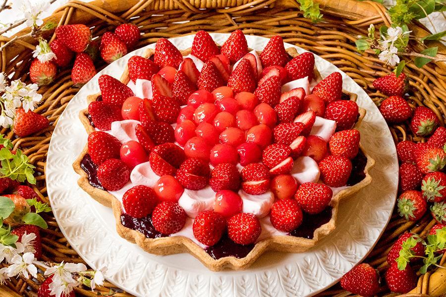 　「結晶型 “ル ガール”クリームチーズムースのタルト ～桜風味～」（１ピース１０９０円、ホール２５ｃｍ１万９０８円）。 販売期間は２月１９日～４月１４日