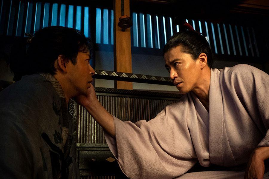 　『豊臣兄弟！』第６回より。大沢を斬るよう、小一郎（写真左、仲野太賀）に迫る織田信長（写真右、小栗旬）　©ＮＨＫ