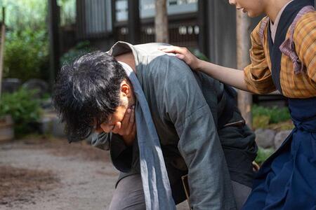 　『風、薫る』第３回より。突如、咳き込んでしゃがみこむりんの父・信右衛門（北村一輝）©ＮＨＫ