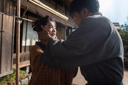 　『風、薫る』第４回より。りん（見上愛）をなぎ倒して、納屋に入ろうとする父・信右衛門（北村一輝）©ＮＨＫ